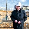 ▲	Ks. Bogdan Zagórski na placu budowy kościoła  przy ul. Berylowej w Lublinie.