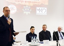 Ks. Dariusz Frydrych powitał zebranych i prelegentów.  Od lewej: Ewa Jaworska, ks. Marek Dziewiecki i Marian Łakomski.