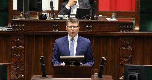 Min. Warchoł: Zmienione zostaną przepisy dotyczące obrazy uczuć religijnych