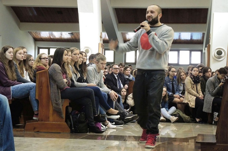 Raper Arkadio opowie o swoim nawróceniu i życiu wiarą w Jezusa podczas Duchowej rEwolucji w Oświęcimiu