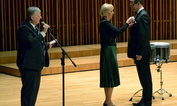 Medal Gloria Artis otrzymał Robert Pluta. Wręczają: Anna Kwiecień i Marek Suski