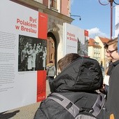 W centrum Wrocławia stanęła wystawa obrazująca m.in. dzieje Polonii w Breslau.