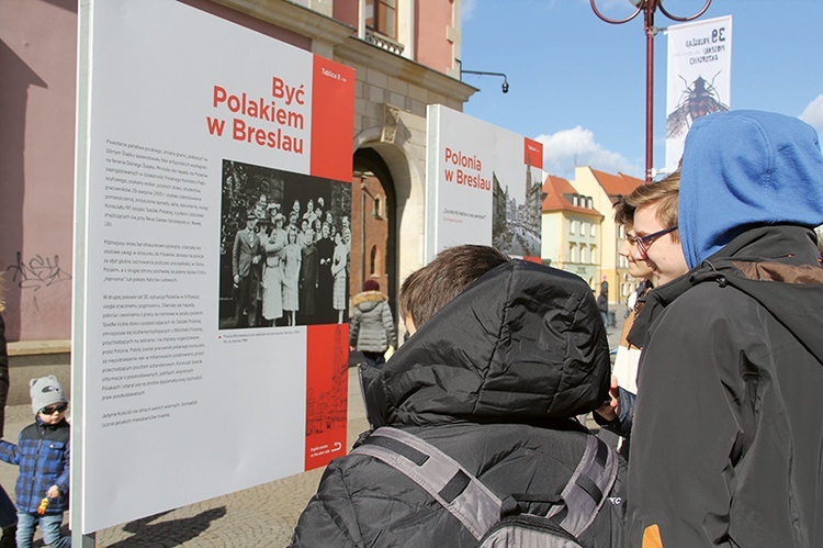 W centrum Wrocławia stanęła wystawa obrazująca m.in. dzieje Polonii w Breslau.