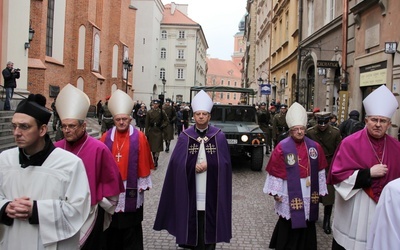 Kondukt pogrzebowy przeszedł z bazyliki archikatedralnej do katedry Polowej przy ul. Długiej