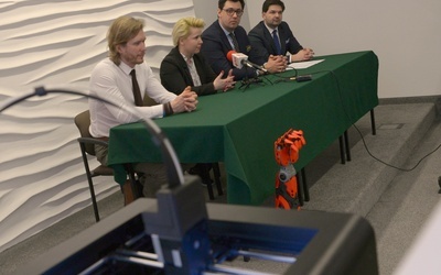 Zortrax M200, drukarka 3D, została przekazana urzędowi miasta w Radomiu, a ten oddał ją placówkom oświatowym. Jako pierwszy będzie z niej korzystać Zespół Szkół Elektronicznych
