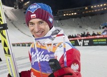 Stoch z rekordem skoczni prowadzi na półmetku w Trondheim