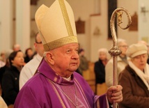 Kard. Dziwisz na Mszy św. stacyjnej w kosciele św. Jana Chrzciciela w Krakowie