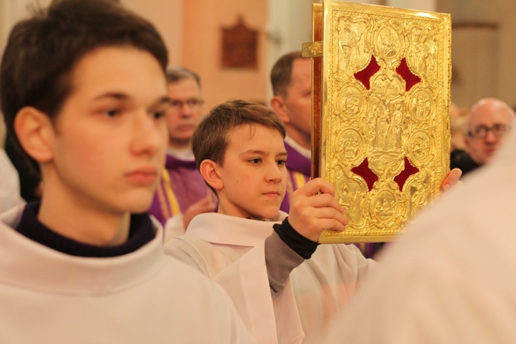 Kard. Dziwisz na Mszy św. stacyjnej w kosciele św. Jana Chrzciciela w Krakowie