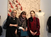Prof. Hanna Wojdała-Markowska (w środku) z prof. Ritvą Jaaskelainen (z lewej) oraz prof. Jenni Liisą Yliniva z University of Lapland,Department of Textilie and Clothing in Rovanieni w Finlandii
