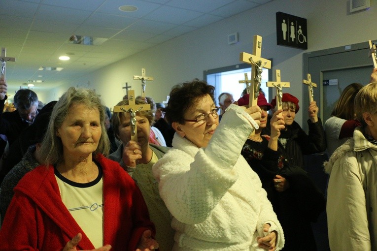 Poświęcenie krzyży w Szpitalu im. T. Marciniaka