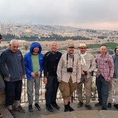 Pielgrzymi na Górze Oliwnej. Za nimi panorama Jerozolimy. Ks. Wiesław Lenartowicz czwarty z prawej
