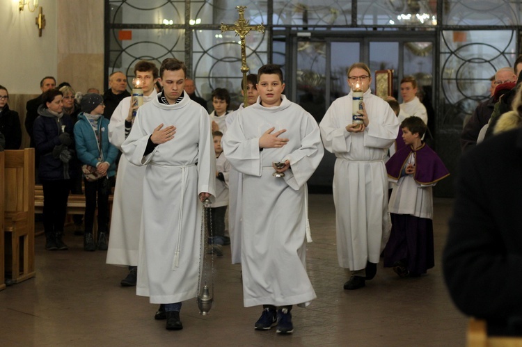 Kard. Dziwisz na Mszy św. stacyjnej w kościele Matki Bożej Różańcowej w Krakowie-Piaskach Nowych