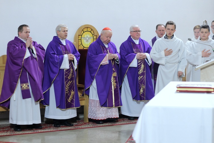 Kard. Dziwisz na Mszy św. stacyjnej w kościele Matki Bożej Różańcowej w Krakowie-Piaskach Nowych