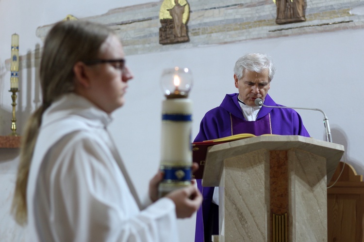 Kard. Dziwisz na Mszy św. stacyjnej w kościele Matki Bożej Różańcowej w Krakowie-Piaskach Nowych