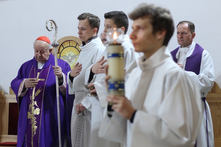 Kard. Dziwisz na Mszy św. stacyjnej w kościele Matki Bożej Różańcowej w Krakowie-Piaskach Nowych