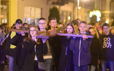 Krzyż niosą przedstawiciele ruchów i stowarzyszeń młodzieżowych