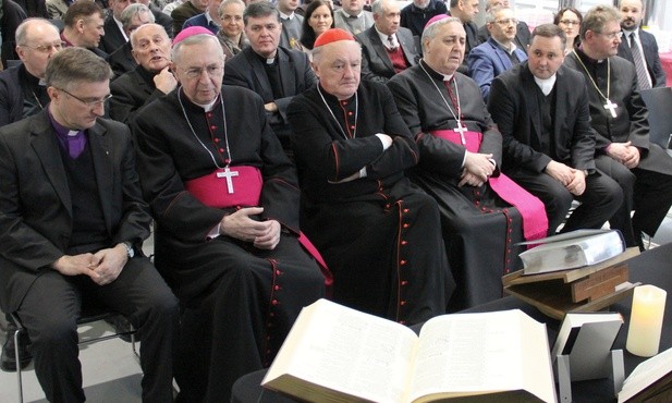 Prezentacji Biblii dokonano w Państwowym Muzeum Etnograficznym w Warszawie, z udziałem zwierzchników kilkunastu Kościołów