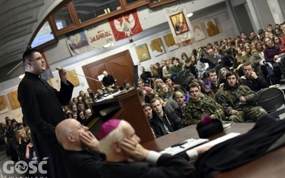 Konferencji ks. Piotra Gołucha słuchali biskup, księża i 2000 młodych ludzi