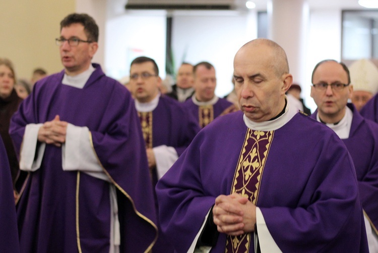 Bp Pieronek w kościele stacyjnym na Bulwarowej