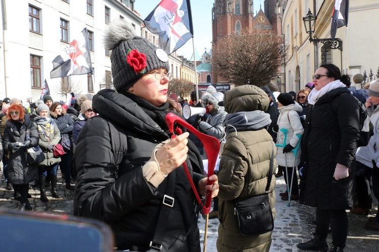 Pikieta zwolenników aborcji pod pałacem arcybiskupa