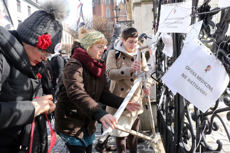 Pikieta zwolenników aborcji pod pałacem arcybiskupa