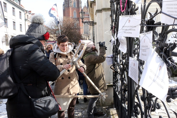 Pikieta zwolenników aborcji pod pałacem arcybiskupa