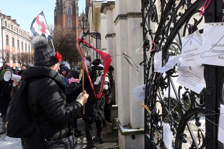 Pikieta zwolenników aborcji pod pałacem arcybiskupa