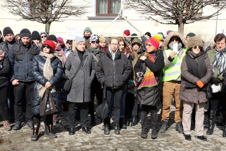 Pikieta zwolenników aborcji pod pałacem arcybiskupa