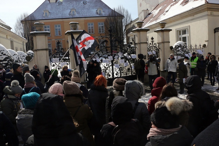 Pikieta zwolenników aborcji pod pałacem arcybiskupa