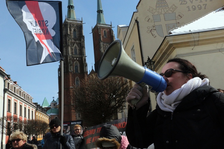 Pikieta zwolenników aborcji pod pałacem arcybiskupa