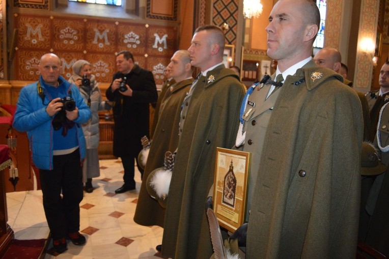 Modlitwa przy odnowionych stacjach Drogi Krzyżowej w Ludźmierzu