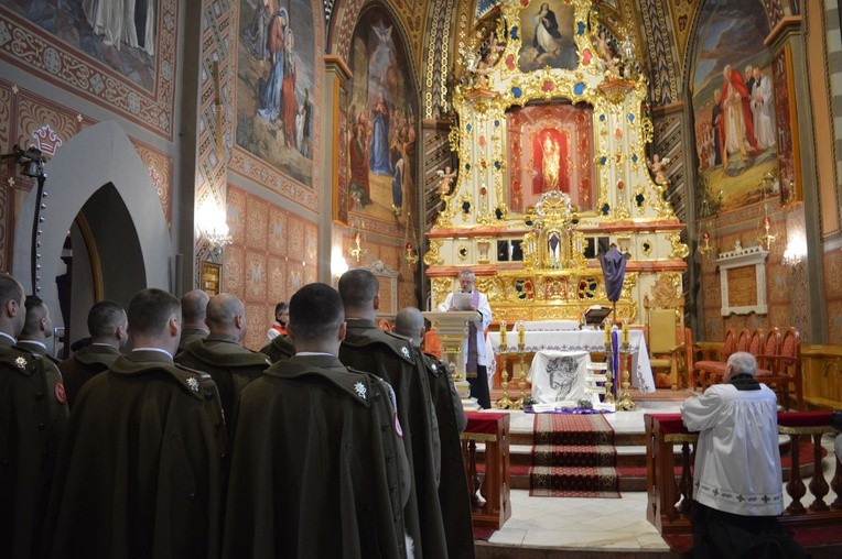 Modlitwa przy odnowionych stacjach Drogi Krzyżowej w Ludźmierzu