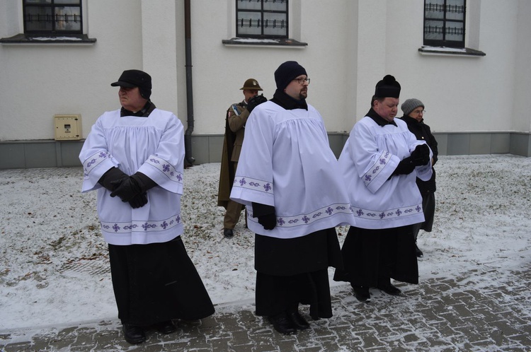 Modlitwa przy odnowionych stacjach Drogi Krzyżowej w Ludźmierzu