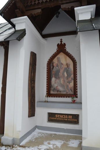 Modlitwa przy odnowionych stacjach Drogi Krzyżowej w Ludźmierzu