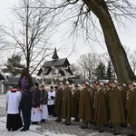 Modlitwa przy odnowionych stacjach Drogi Krzyżowej w Ludźmierzu