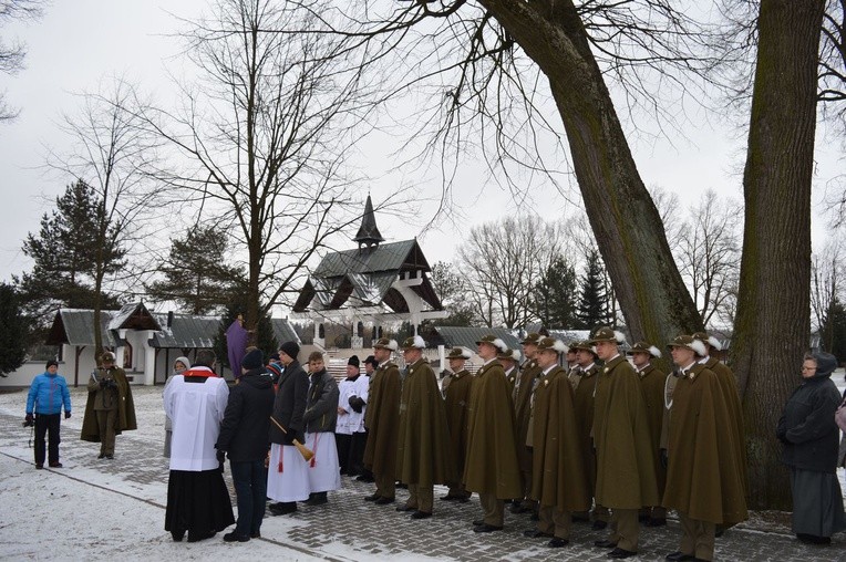 Modlitwa przy odnowionych stacjach Drogi Krzyżowej w Ludźmierzu