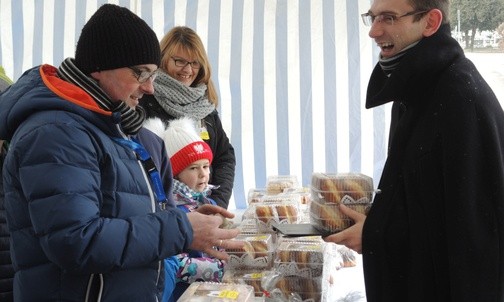 Pączki kupił też wikary ks. Adam Wandzel!