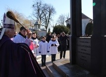 Bp Andrzej F. Dziuba święci tablicę ku czci Władysława Ślewińskiego