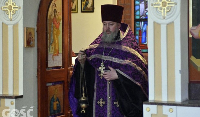 Ks. Nikolski w czasie okadzenia prawosławnej świątyni
