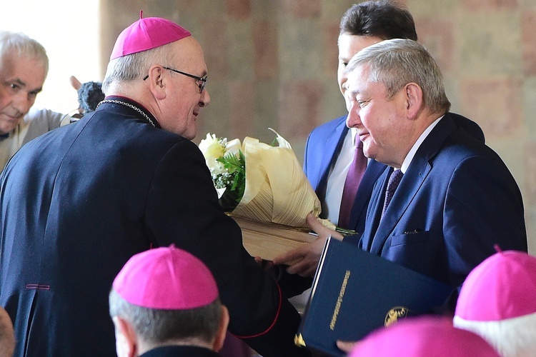 Odsłonięcie herbu abp. Józefa Górzyńskiego