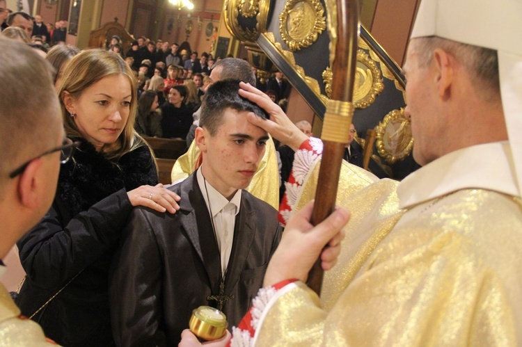 Bierzmowanie w kościele św. Kazimierza w Nowym Sączu