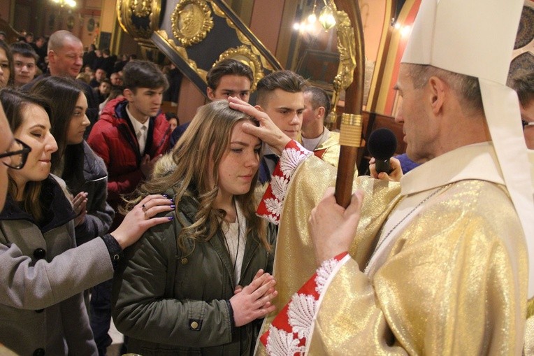 Bierzmowanie w kościele św. Kazimierza w Nowym Sączu