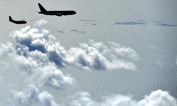 Włoski Boeing KC-767A w trakcie tankowania. 