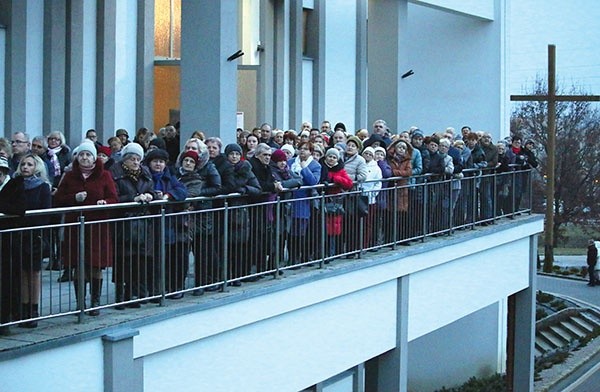 Wierni oczekujący  na przybycie kopii  figury św. Michała Archanioła.