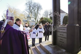 Bp Andrzej F. Dziuba święci tablicę ku czci artysty.