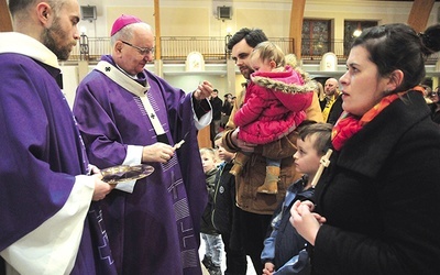 ▼	Podczas Eucharystii nastąpiło błogosławieństwo i rozesłanie nowych apostołów.