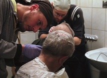 Pierwszy etap to strzyżenie. Bracia występują w roli fryzjerów.