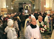 Obraz procesyjnie wniesiono do barokowej świątyni.