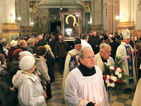 Obraz procesyjnie wniesiono do barokowej świątyni.