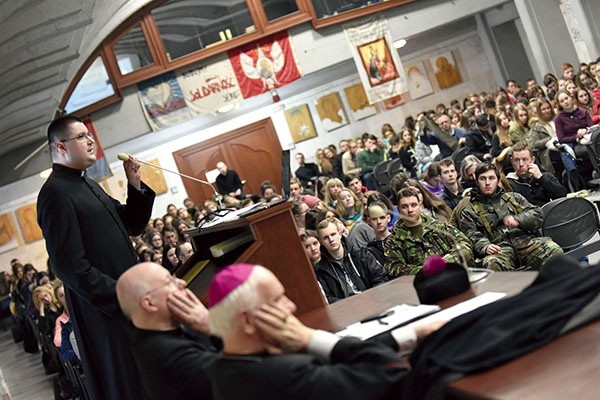 Konferencji ks. Piotra Gołucha słuchali biskup, księża i 2000 młodych ludzi.